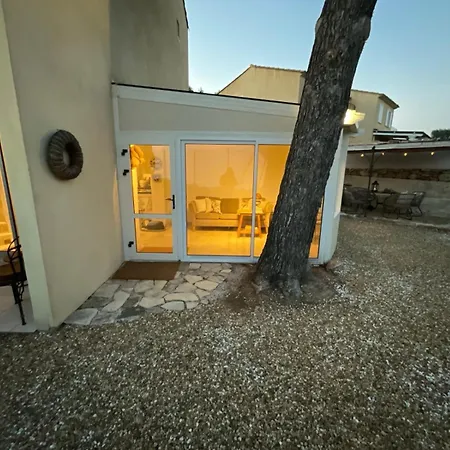 Calm Private Garden Seaview Shared Pool Parking Apartmán *